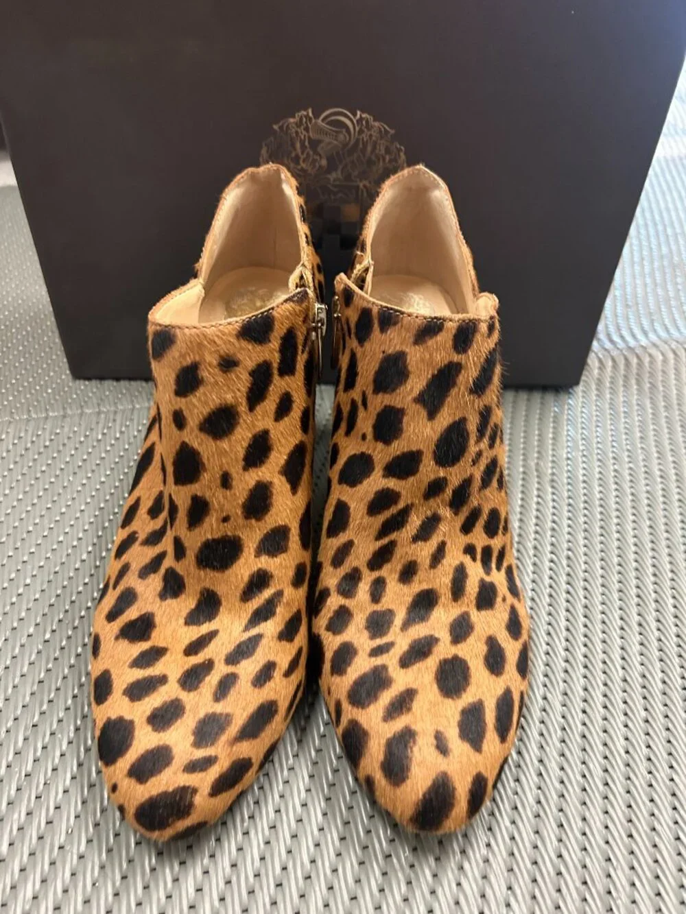 VINCE CAMUTO Leopard Ankle Booties Vemmey2 Size 8.5M